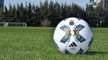 Se presentó la nueva pelota del fútbol argentino con las tres estrellas