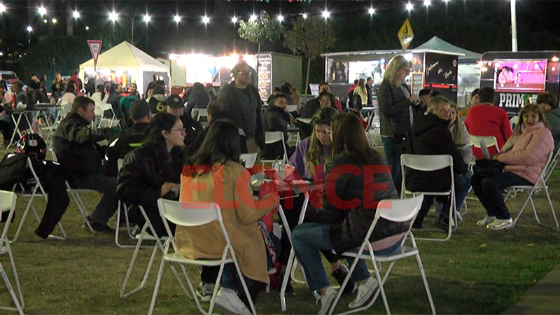 Patio gastronómico: atractivo turístico en la noche paranaense