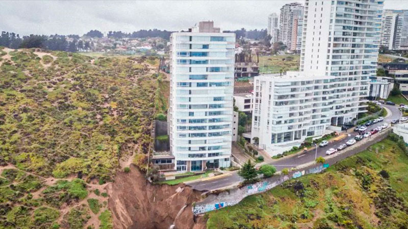 Video: edificio queda al borde del colapso por enorme socavón en Chile ...