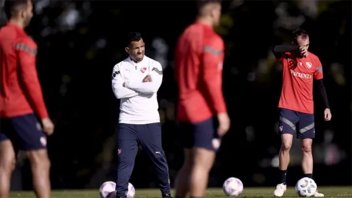 Con el debut de Carlos Tevez como entrenador, Independiente buscará su primera victoria ante un difícil Vélez