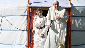Francisco, cautivado por carpas nómades y por estatuilla rescatada de la basura