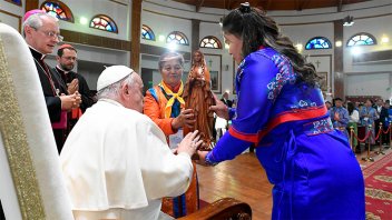 Francisco llamó a las religiones a rechazar la violencia y renovó gestos a China