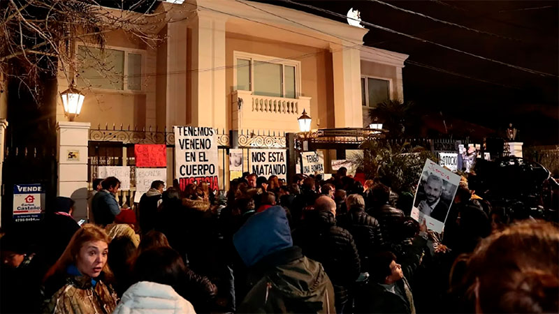 Gran cantidad de personas se manifestaron frente a la casa de Lotocki