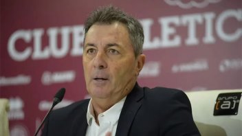Lanús: Kudelka presenta su renuncia al cargo