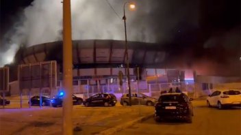 Video: hinchas de un club italiano prendieron fuego el estadio tras perder el clásico