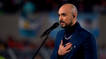 Argentina-Ecuador: Abel Pintos entonó una emotiva versión del Himno Nacional