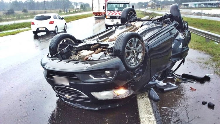 Tres personas sufrieron heridas graves al volcar un automóvil