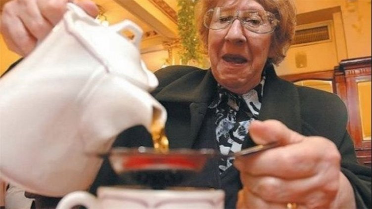 El hijo de Yiya Murano subasta las tazas de su madre con un fin solidario