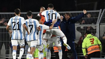 Argentina ganó por primera vez en un debut post campeón mundial