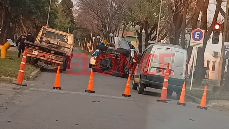 Camioneta chocó a un auto, impactó contra un árbol y volcó | Elonce.com