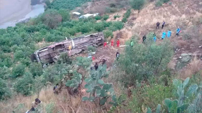 Tragedia en Perú: se desbarrancó un micro y murieron al menos 24 ...