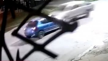 Video: camioneta a alta velocidad chocó y mató a una joven que iba en auto