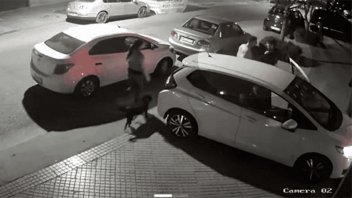 Le bloqueó la salida del auto y cuando le pidió que lo corriera, lo golpeó