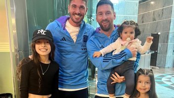 Messi y De Paul compartieron un tierno momento con las hijas de un arquero de Bolivia
