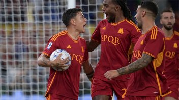 Con Dybala y Paredes de suplentes la Roma cumplió en su debut: los goles