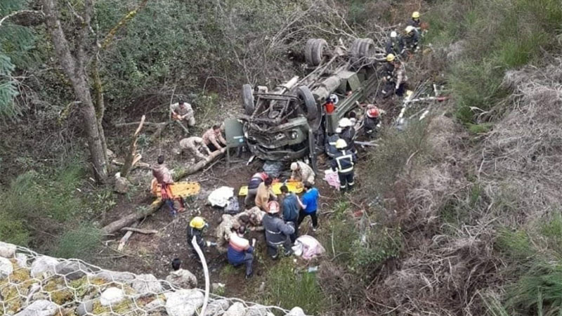 Confirman identidades de los 4 fallecidos y de 18 heridos al desbarrancar camión