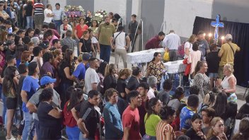 Con profundo dolor, miles de personas despiden al cantante Huguito Flores