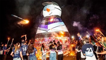 Estudiantes de Villa Elisa festejaron su día con la tradicional quema del muñeco