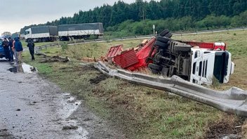 Camión cargado con cajones de citrus despistó y volcó sobre la banquina