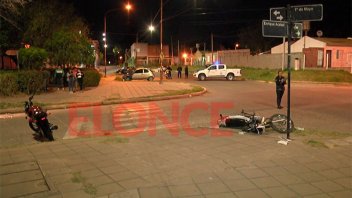 Chocaron dos motos de frente en esquina de Paraná: una tenía pedido de secuestro