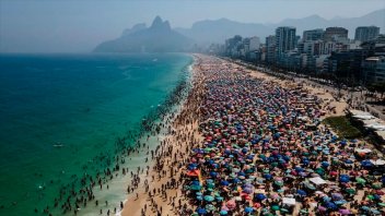 Impactantes videos y fotos de la playa en Río de Janeiro por ola calor con 45º