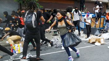 Saqueos en EE.UU: jóvenes asaltaron comercios y se enfrentaron a la Policía