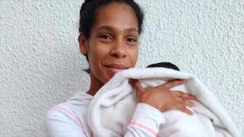 Una mujer intentaba cruzar a Estados Unidos y dio a luz en el techo de un tren