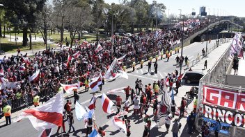 Hinchas de River realizaron un banderazo en apoyo al plantel para el Superclásico