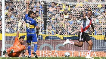 Polémicas: Boca reclamó en el primer gol de River y el VAR anuló un tanto a Cavani