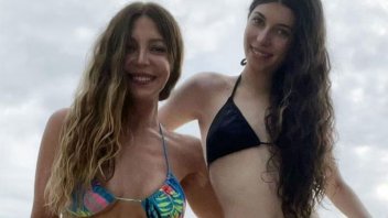 Mónica Ayos y su hija posaron en microbikini en las playas de Miami