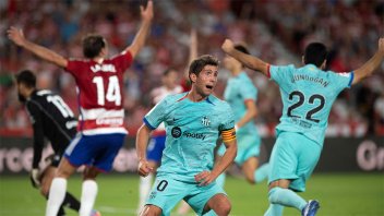 Barcelona empató agónicamente con Granada y se aleja del líder: los goles