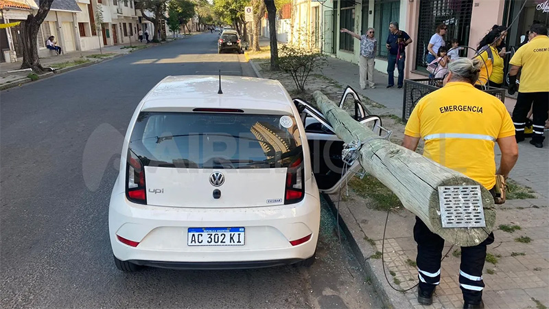 Se salvaron de milagro: subían al auto y un poste cayó sobre las ...