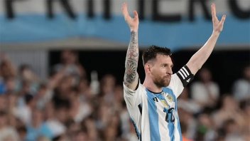 La selección llegó al Monumental y Messi estará en el banco de suplentes