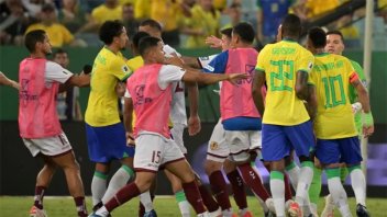 Final caliente en Brasil: Rondón tiro la pelota a la tribuna y Neymar fue agredido