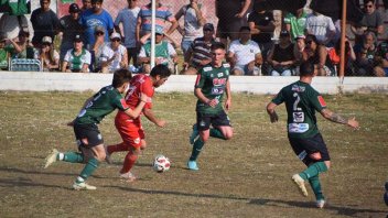 Arrancaron las semifinales en Paraná Campaña: triunfo en Hernandarias y empate en Crespo