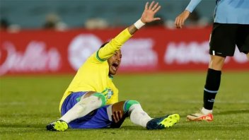 Neymar será operado en Brasil de la rotura de ligamentos de la rodilla