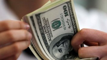 El dólar blue frena la marcha alcista y los financieros corrigen a la baja