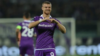 Conference League: Lucas Beltrán metió dos goles en cuatro minutos para la Fiorentina