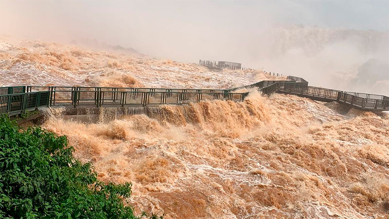 Por crecida en río Iguazú, siguen cerradas las cataratas y evaluarán daños