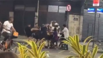 Video: 10 hinchas de Fluminense emboscaron y atacaron a uno de Boca