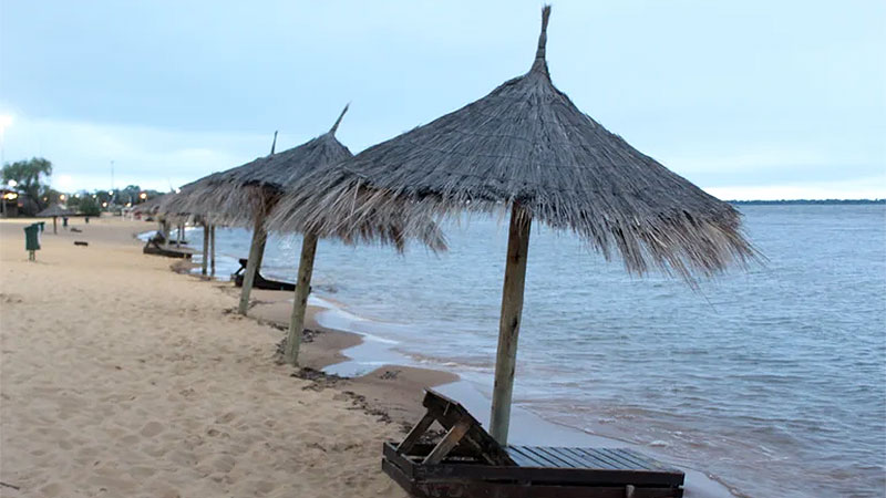 Crecida del Paraná: cerraron playa en Corrientes y peligran todos los balnearios