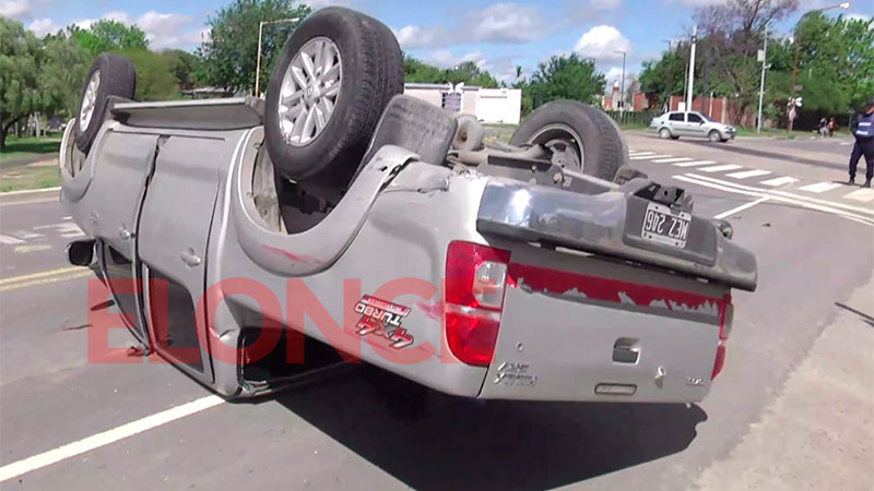 Una camioneta volcó en Paraná tras choque con un camión | Elonce.com