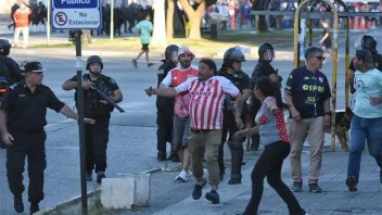Video: graves incidentes en los alrededores del estadio de Unión y un niño herido