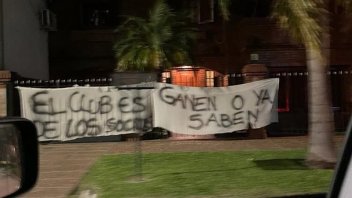 Dejaron banderas con frases amenazantes en la casa del presidente de Colón