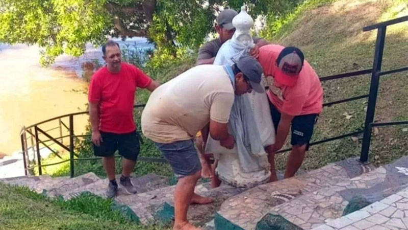 La crecida del río Paraná obligó a retirar una imagen de la Virgen en Itatí