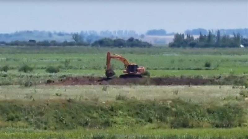 Tras orden judicial, demuelen el terraplén en la zona de humedales de Victoria