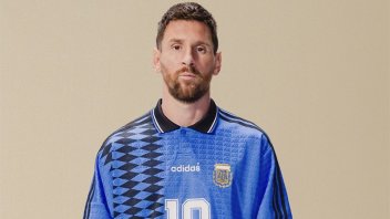 Messi con la del Diego: posó con la línea de ropa retro de la Selección argentina