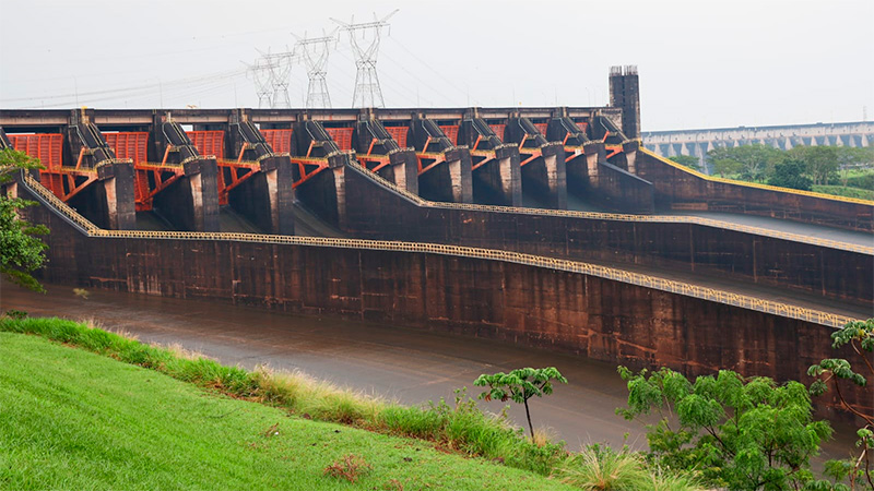 Creciente del río Paraná: después de 11 días, Itaipú cerró las compuertas