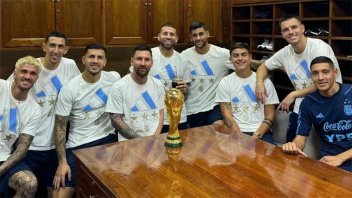 Los jugadores del seleccionado campeón del mundo posaron con la Copa ganada