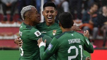 Bolivia consiguió su primer triunfo en las Eliminatorias ante Perú: los goles